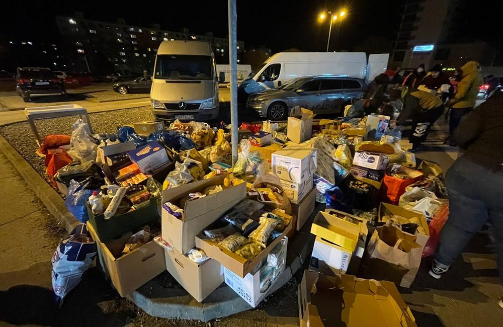 FOTO: Zbierku materiálnej pomoci obyvateľom Ukrajiny podporilo množstvo ľudí, naplnili už sedem dodávok, foto 3