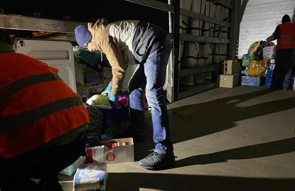 FOTO: Zbierku materiálnej pomoci obyvateľom Ukrajiny podporilo množstvo ľudí, naplnili už sedem dodávok, foto 18