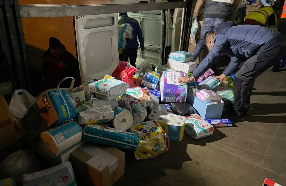 FOTO: Zbierku materiálnej pomoci obyvateľom Ukrajiny podporilo množstvo ľudí, naplnili už sedem dodávok, foto 22