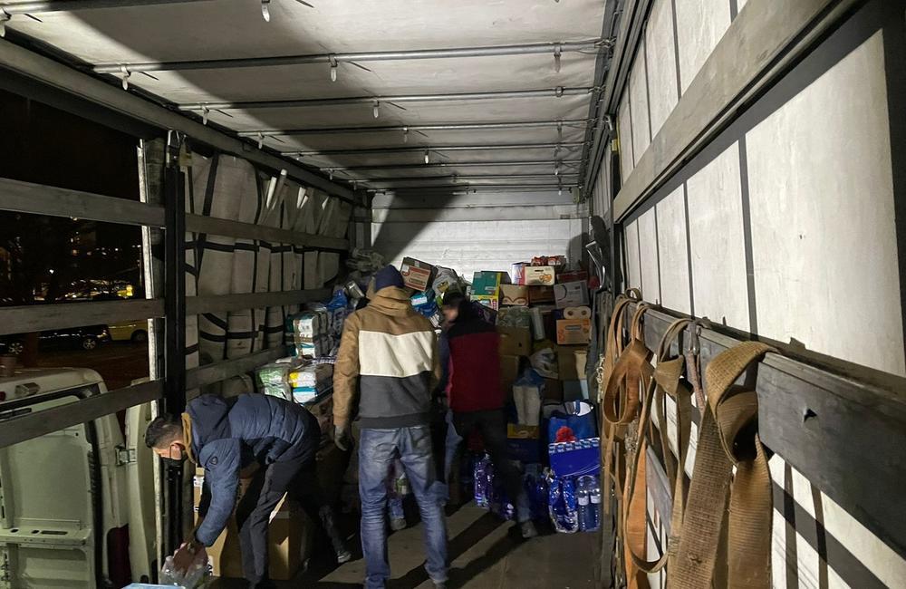 FOTO: Zbierku materiálnej pomoci obyvateľom Ukrajiny podporilo množstvo ľudí, naplnili už sedem dodávok, foto 23