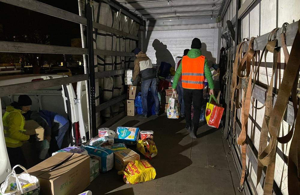 FOTO: Zbierku materiálnej pomoci obyvateľom Ukrajiny podporilo množstvo ľudí, naplnili už sedem dodávok, foto 21
