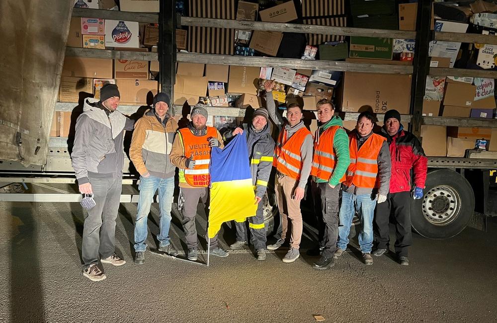 FOTO: Zbierku materiálnej pomoci obyvateľom Ukrajiny podporilo množstvo ľudí, naplnili už sedem dodávok, foto 27