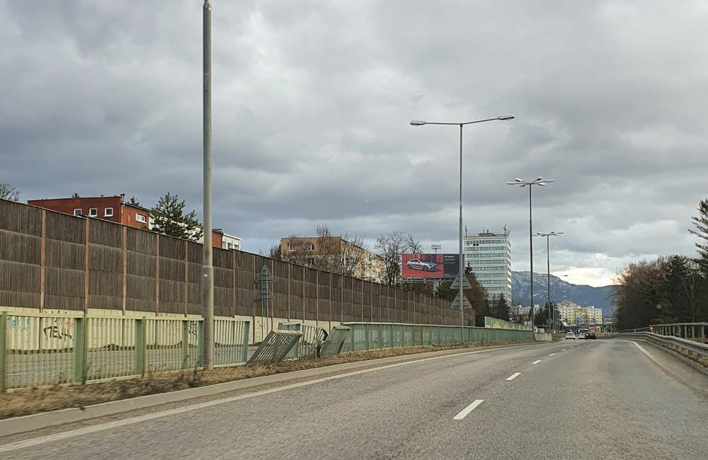 FOTO: Poškodená protihluková stena a zábradlia na Rajeckej ceste v Žiline, foto 1
