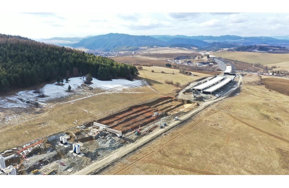 FOTO: Výstavba diaľničného úseku Lietavská Lúčka - Višňové - február 2022, foto 1
