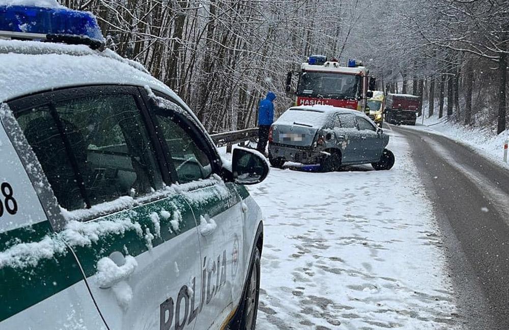 FOTO: Niektoré cesty v Žilinskom kraji zasypal sneh, na Orave sa zrazilo osobné auto s nákladným, foto 1