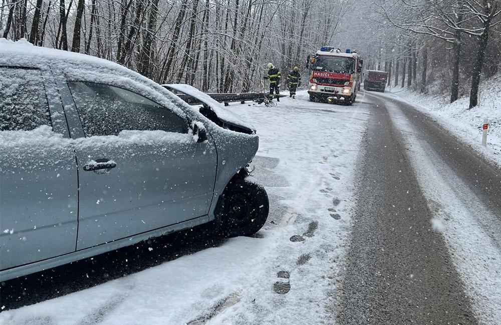 FOTO: Niektoré cesty v Žilinskom kraji zasypal sneh, na Orave sa zrazilo osobné auto s nákladným, foto 3