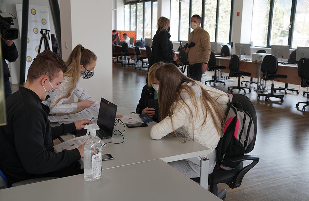 FOTO: Minister vnútra Roman Mikulec navštívil veľkokapacitné asistenčné centrum pomoci pre utečencov v Žiline, foto 8