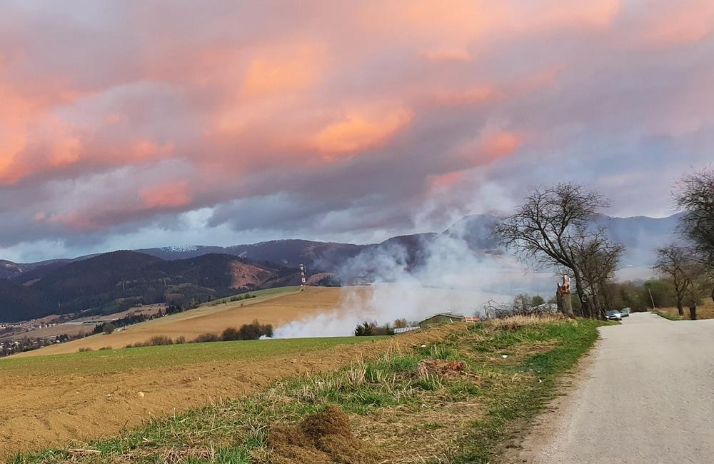 FOTO: V obci Rosina horí objekt v areáli bývalého poľnohospodárskeho družstva, foto 1