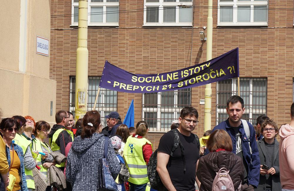 FOTO: V centre Žiliny v sobotu protestovali odborári aj dôchodcovia, žiadali riešenie sociálnych problémov, foto 2