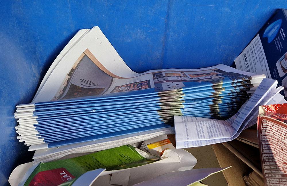 FOTO: Radničné noviny mesta Žilina odhodené v kontajneri na separovaný odpad, foto 1