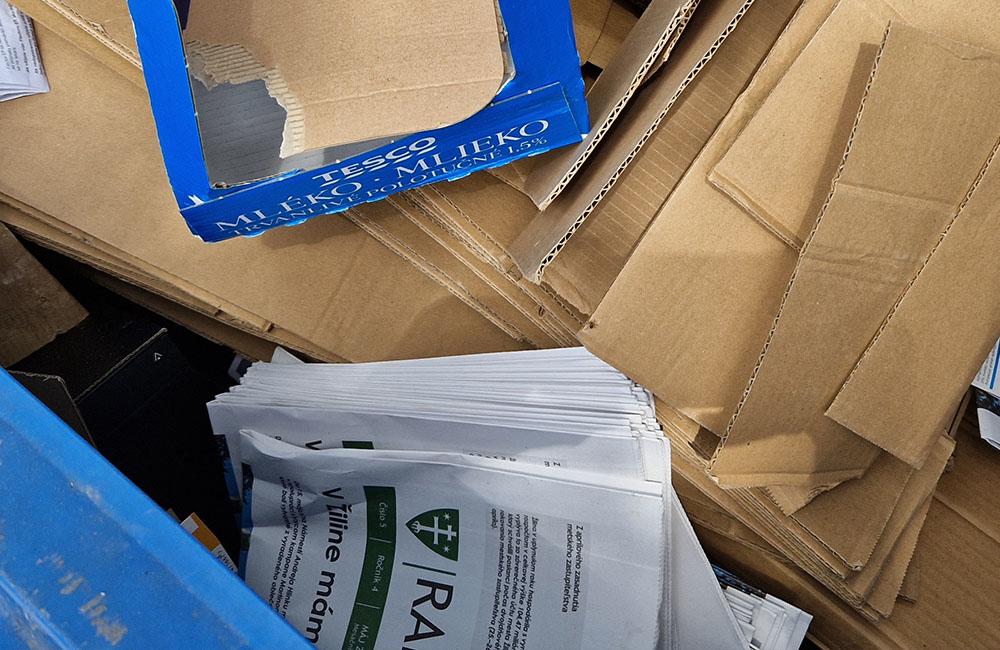 FOTO: Radničné noviny mesta Žilina odhodené v kontajneri na separovaný odpad, foto 3