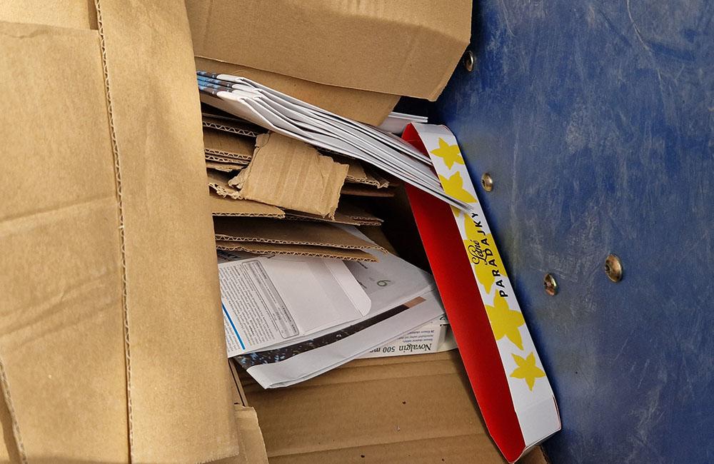 FOTO: Radničné noviny mesta Žilina odhodené v kontajneri na separovaný odpad, foto 4