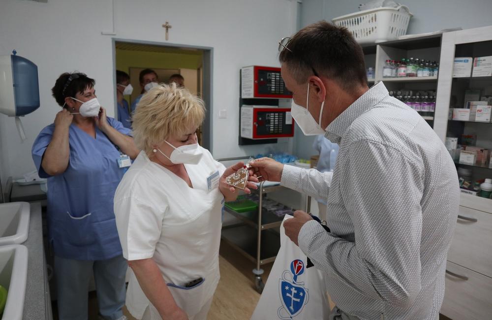 FOTO: Na Medzinárodný deň sestier dostali sestry v žilinskej nemocnici medovníkové srdiečka, foto 1