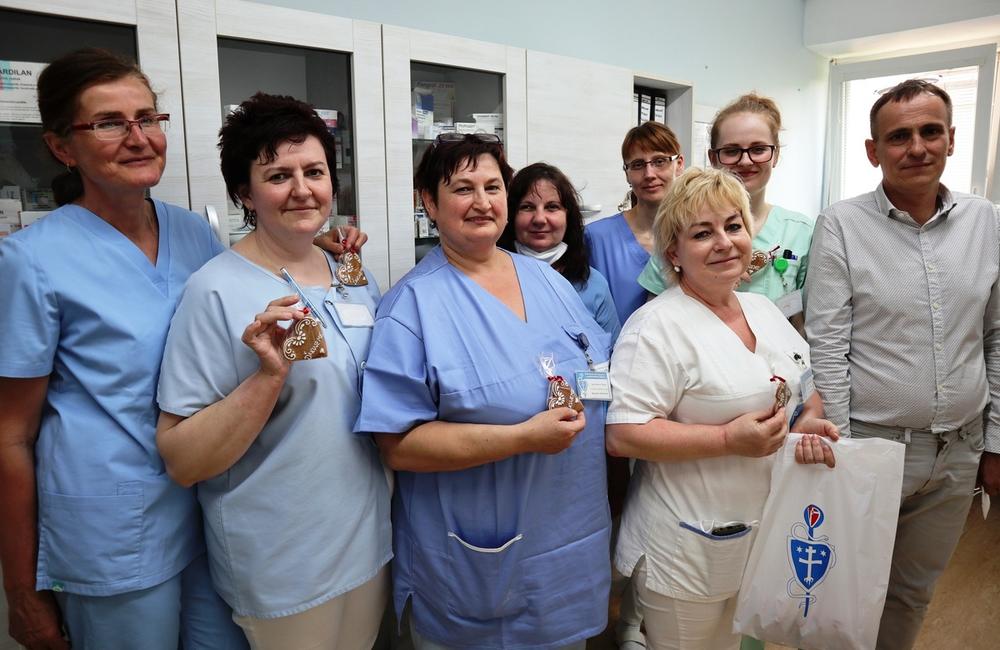 FOTO: Na Medzinárodný deň sestier dostali sestry v žilinskej nemocnici medovníkové srdiečka, foto 2