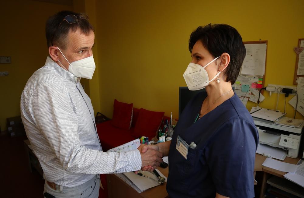 FOTO: Na Medzinárodný deň sestier dostali sestry v žilinskej nemocnici medovníkové srdiečka, foto 5