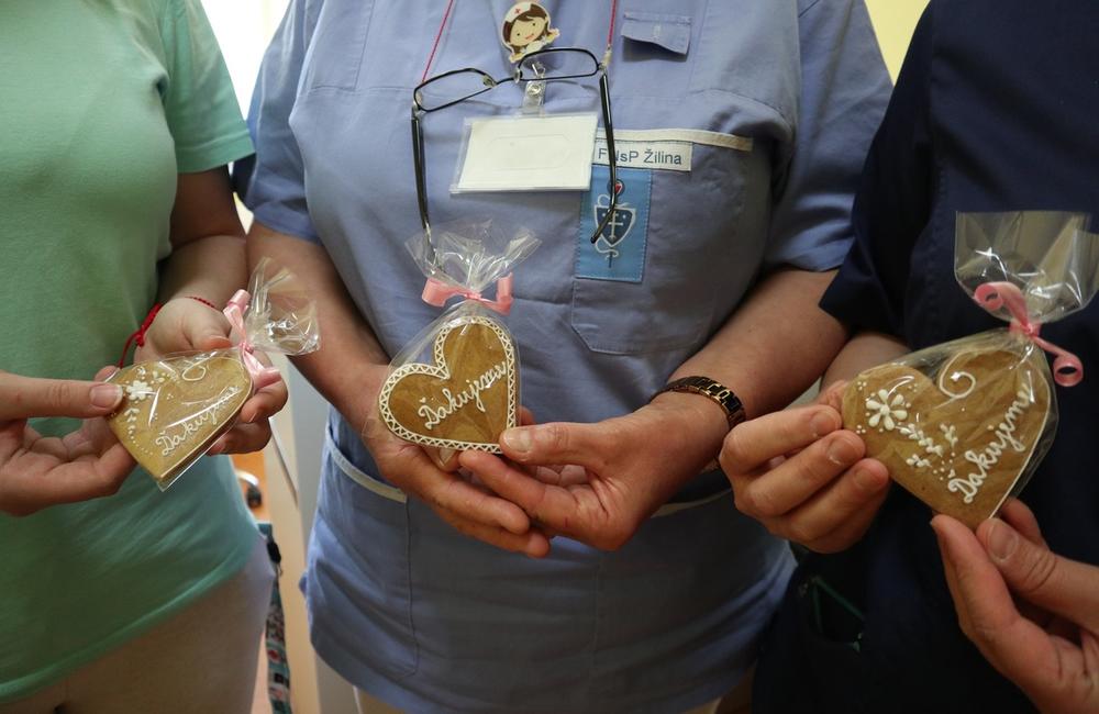 FOTO: Na Medzinárodný deň sestier dostali sestry v žilinskej nemocnici medovníkové srdiečka, foto 6