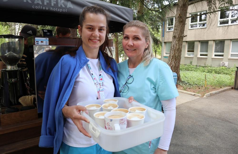 FOTO: Na Medzinárodný deň sestier dostali sestry v žilinskej nemocnici medovníkové srdiečka, foto 11