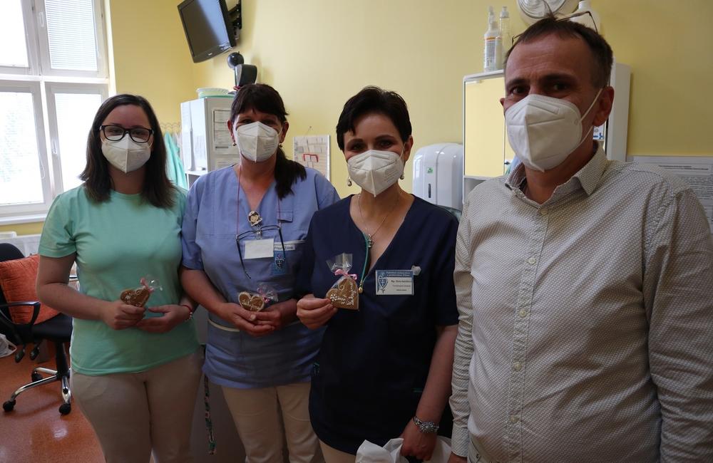 FOTO: Na Medzinárodný deň sestier dostali sestry v žilinskej nemocnici medovníkové srdiečka, foto 10