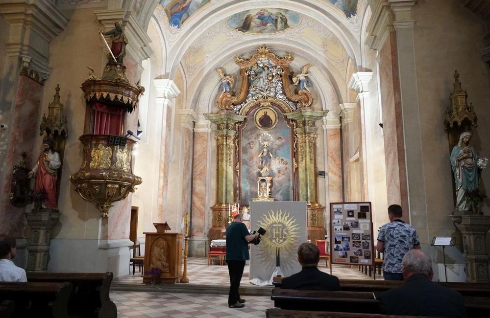 FOTO: Prinavrátenie jezuitského symbolu na Sirotársky kostol v Žiline, foto 1