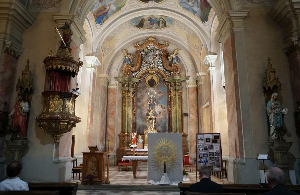 FOTO: Prinavrátenie jezuitského symbolu na Sirotársky kostol v Žiline, foto 3