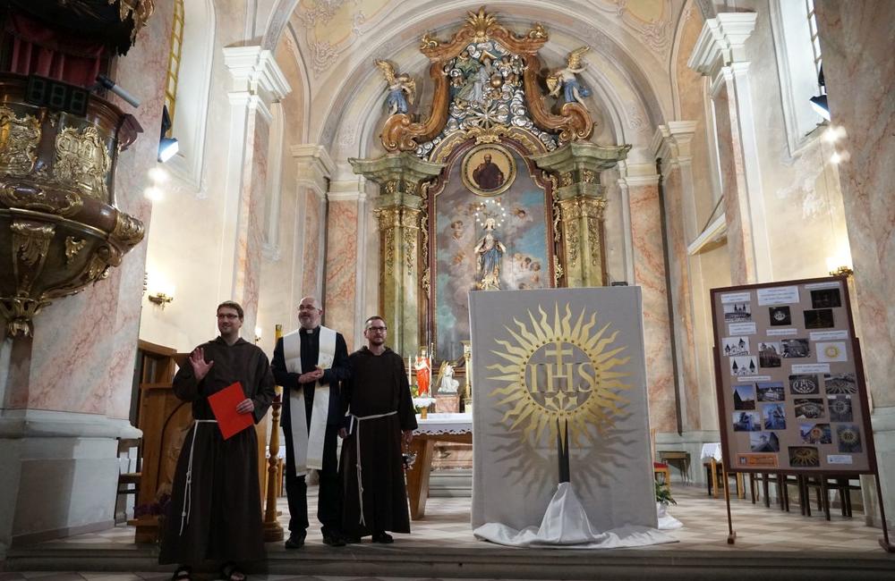 FOTO: Prinavrátenie jezuitského symbolu na Sirotársky kostol v Žiline, foto 4