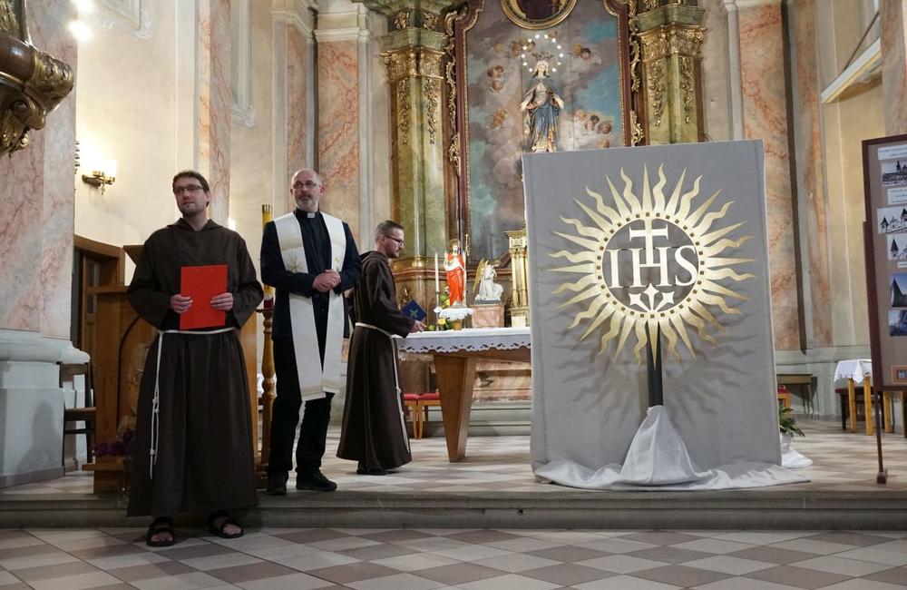 FOTO: Prinavrátenie jezuitského symbolu na Sirotársky kostol v Žiline, foto 6