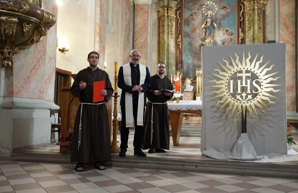 FOTO: Prinavrátenie jezuitského symbolu na Sirotársky kostol v Žiline, foto 7