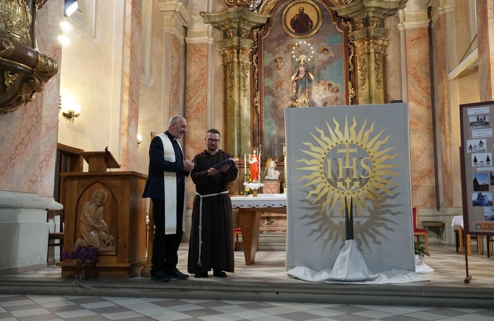 FOTO: Prinavrátenie jezuitského symbolu na Sirotársky kostol v Žiline, foto 8