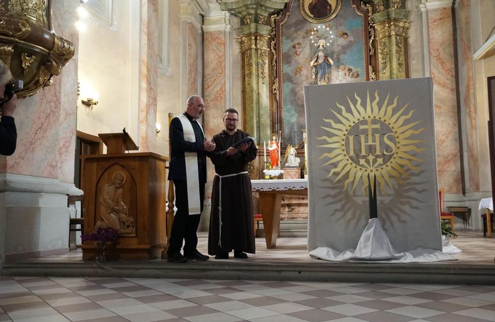 FOTO: Prinavrátenie jezuitského symbolu na Sirotársky kostol v Žiline, foto 9