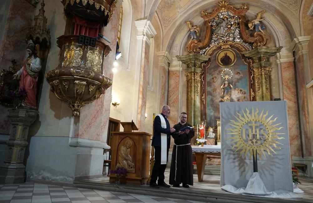 FOTO: Prinavrátenie jezuitského symbolu na Sirotársky kostol v Žiline, foto 10