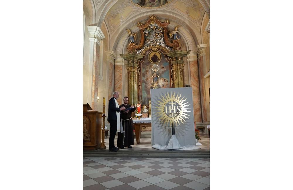 FOTO: Prinavrátenie jezuitského symbolu na Sirotársky kostol v Žiline, foto 11