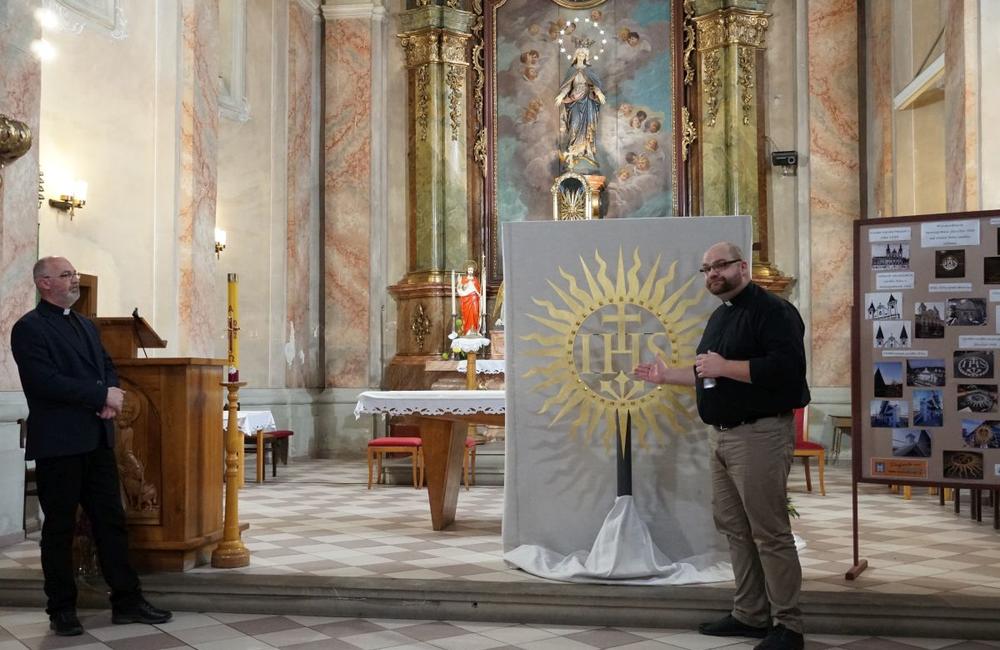 FOTO: Prinavrátenie jezuitského symbolu na Sirotársky kostol v Žiline, foto 16