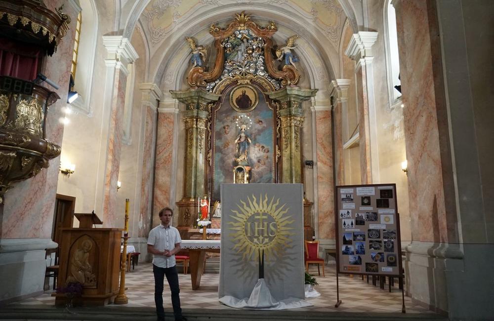 FOTO: Prinavrátenie jezuitského symbolu na Sirotársky kostol v Žiline, foto 21