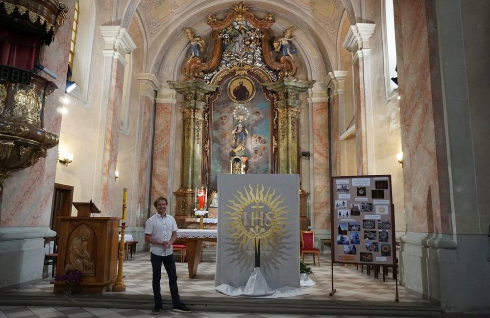 FOTO: Prinavrátenie jezuitského symbolu na Sirotársky kostol v Žiline, foto 22
