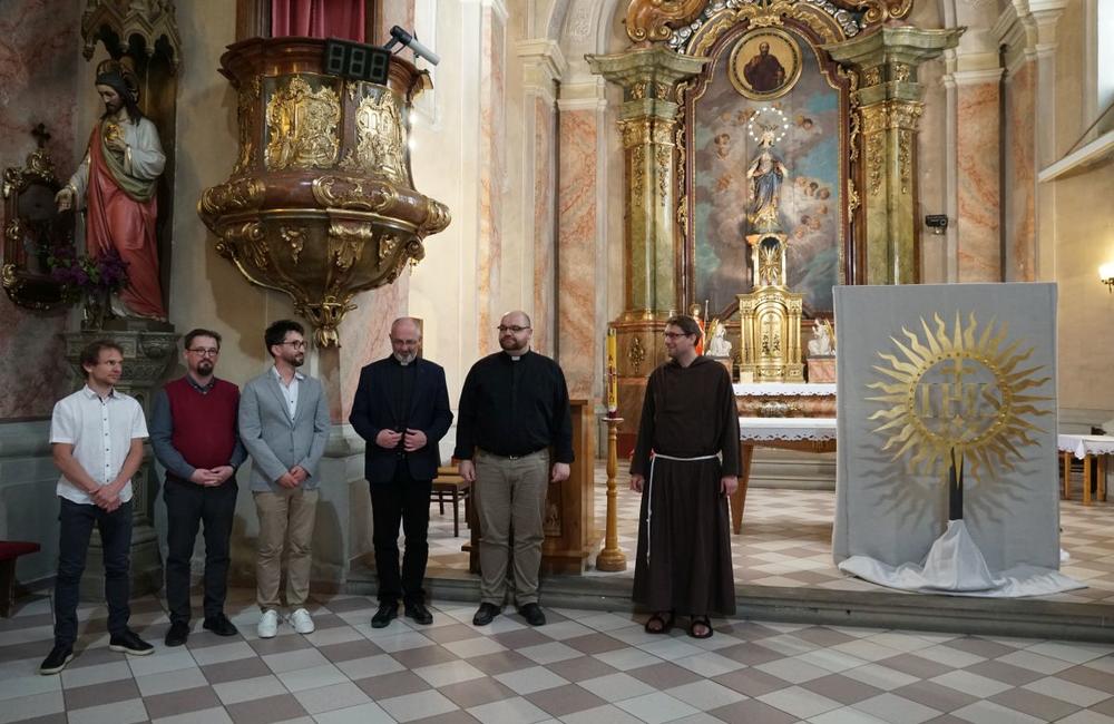 FOTO: Prinavrátenie jezuitského symbolu na Sirotársky kostol v Žiline, foto 23