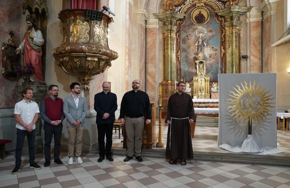 FOTO: Prinavrátenie jezuitského symbolu na Sirotársky kostol v Žiline, foto 24