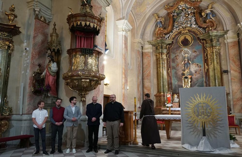 FOTO: Prinavrátenie jezuitského symbolu na Sirotársky kostol v Žiline, foto 25