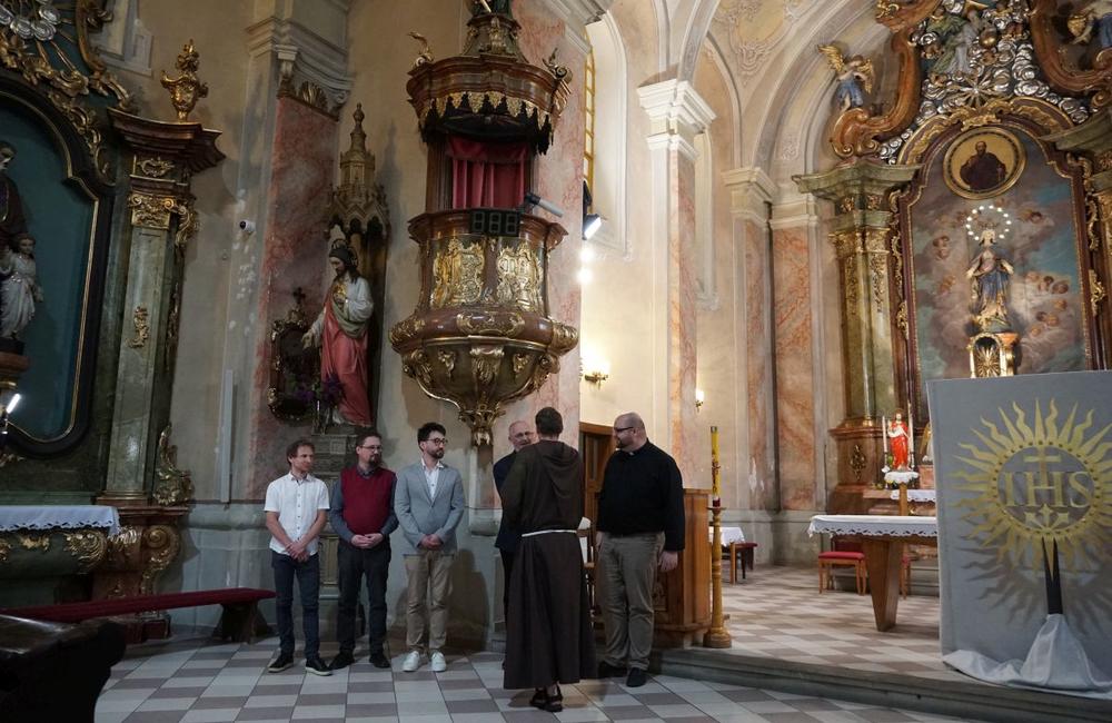 FOTO: Prinavrátenie jezuitského symbolu na Sirotársky kostol v Žiline, foto 26