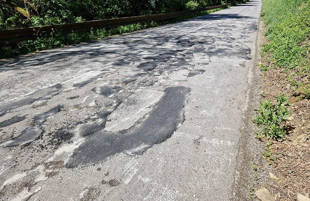 FOTO: Poškodená cesta z Budatína do Tepličky nad Váhom, foto 8