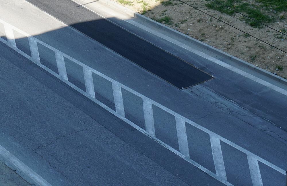FOTO: Na nevhodne opravenej ceste na ulici Obchodná pribudli nové asfaltové záplaty, foto 1