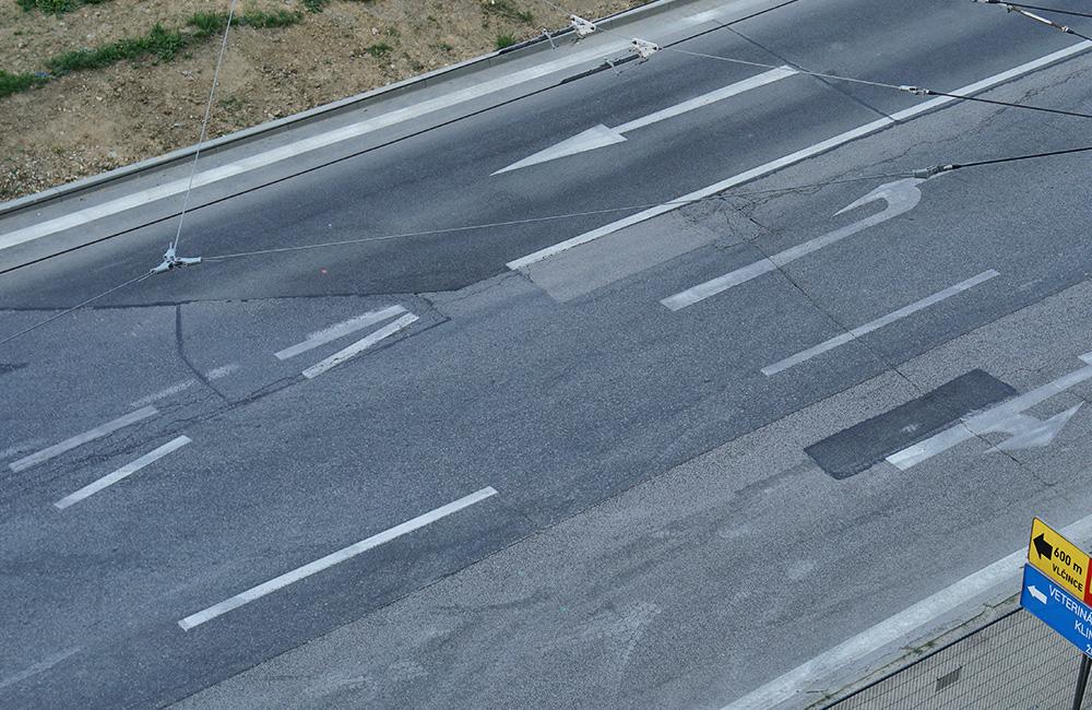 FOTO: Na nevhodne opravenej ceste na ulici Obchodná pribudli nové asfaltové záplaty, foto 3