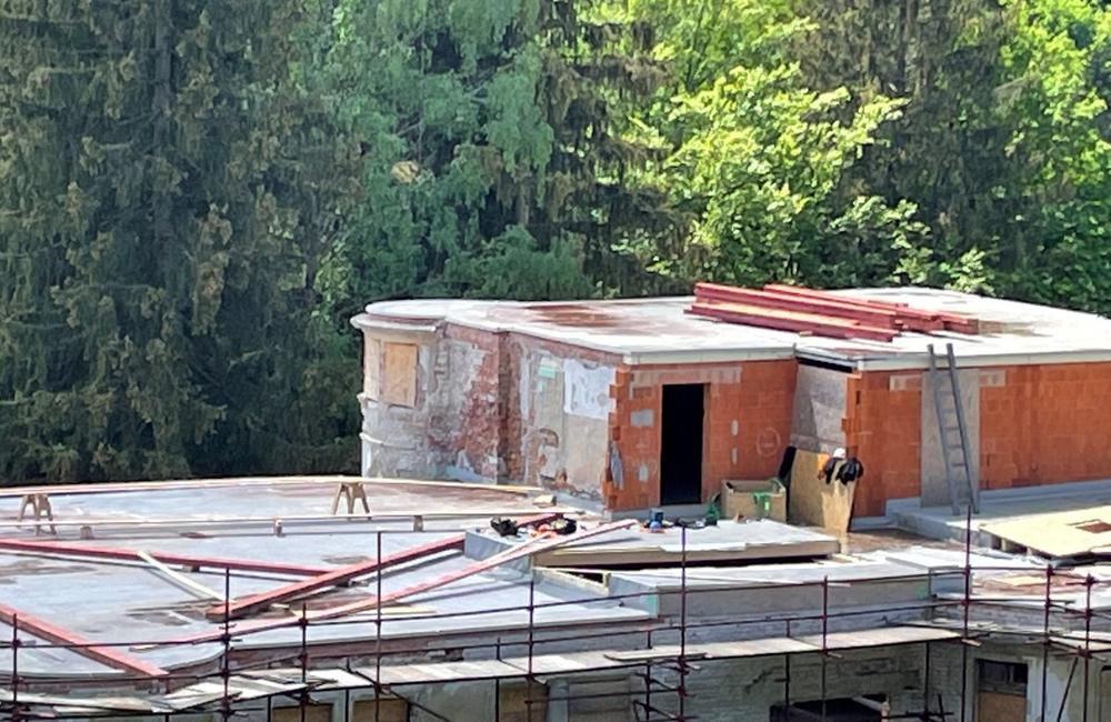 FOTO: Zámok Kunerad dostáva novú strechu, vo štvrtok namontovali prvé časti konštrukcie, foto 2