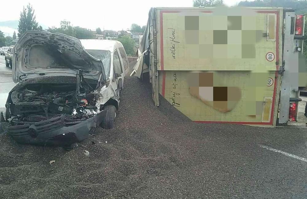 FOTO: Na ceste prvej triedy v Budatíne sa prevrátil kamión, cesta je úplne zablokovaná, foto 4