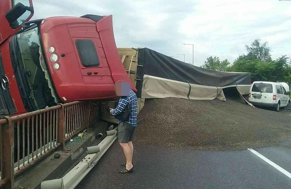 FOTO: Na ceste prvej triedy v Budatíne sa prevrátil kamión, cesta je úplne zablokovaná, foto 3