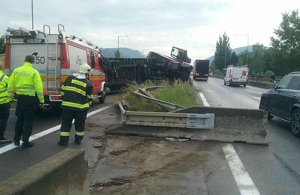 FOTO: Na ceste prvej triedy v Budatíne sa prevrátil kamión, cesta je úplne zablokovaná, foto 2