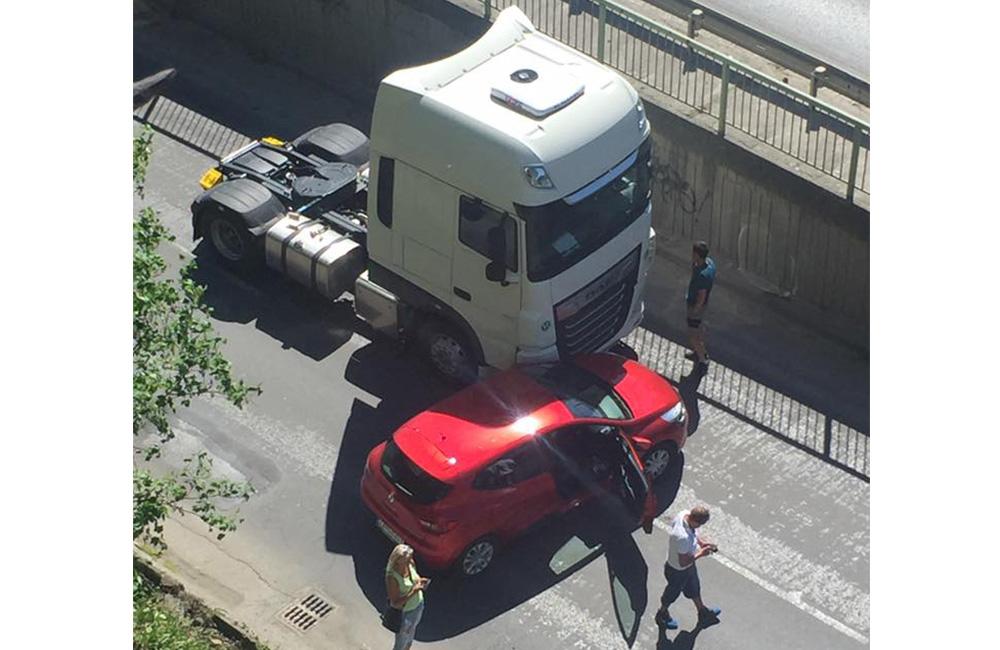 FOTO: Dopravné nehody pri zbiehaní jazdných pruhov pod žilinským Rondlom, foto 7
