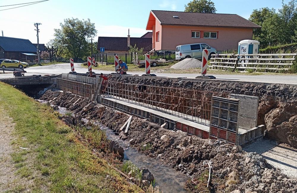 FOTO: Budovanie oporného múru pod cestou III/2192 v Slovenskom Pravne, foto 2