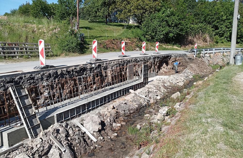 FOTO: Budovanie oporného múru pod cestou III/2192 v Slovenskom Pravne, foto 3