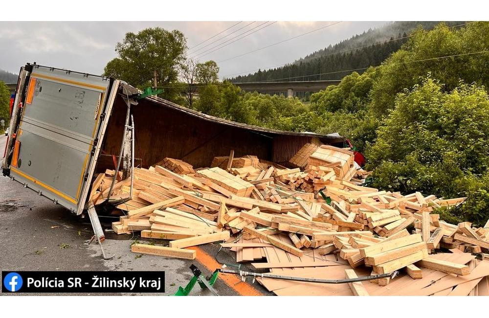 FOTO: Nehoda kamiónu pri Ružomberku vo štvrtok 9. júna 2022, foto 1