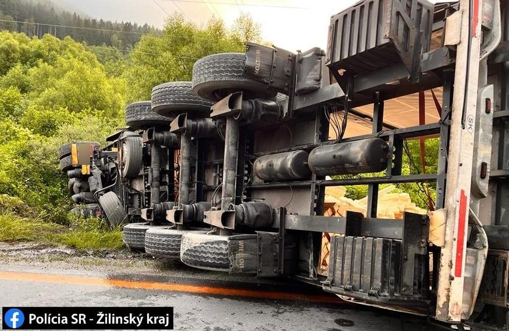 FOTO: Nehoda kamiónu pri Ružomberku vo štvrtok 9. júna 2022, foto 4